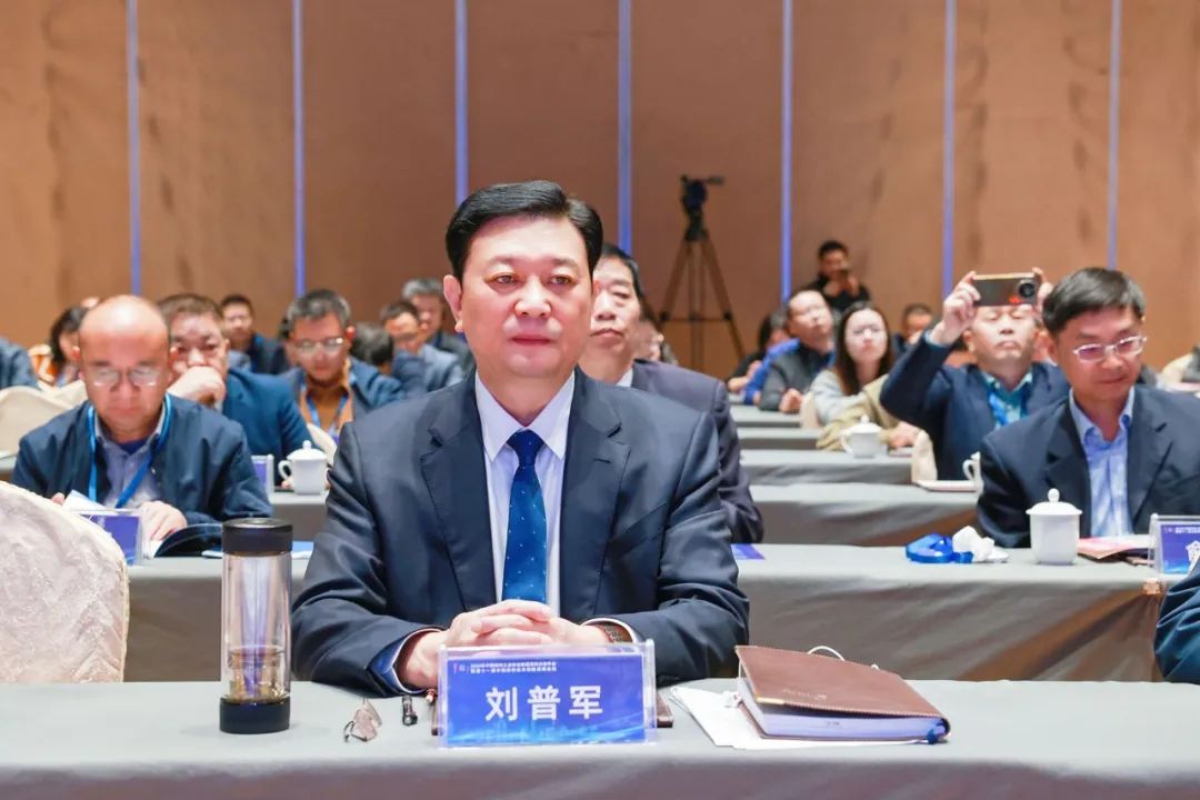 中國(guó)涂料工業(yè)協(xié)會(huì)會(huì)長(zhǎng)劉普軍出席大會(huì)并致辭